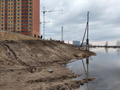 Вода подходит к подъездам домов на бульваре Оптимистов в Дядьково