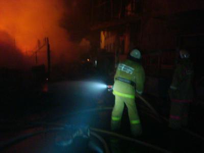 «Шестёрка» сгорела вместе с гаражом в Захаровском районе