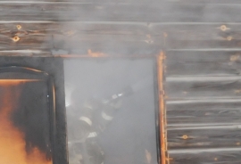 В многоквартирном жилом доме в Мурмино пламя повредило квартиру