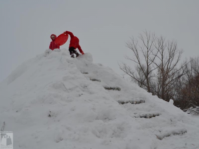 Сараевские депутаты помогли построить снежную горку
