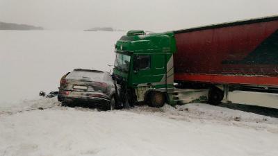 В лобовом столкновении Audi Q7 и фуры под Ряжском погиб водитель легковушки
