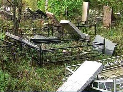 Поваливших памятники рязанских вандалов взяли под стражу