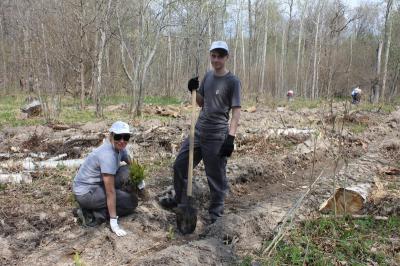 Работники Рязанской НПК помогли юным экологам посадить ели