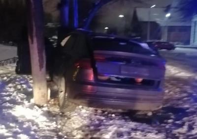 На улице Праволыбедской в Рязани Audi Q8 врезалась в дерево