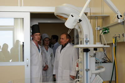 Премьер-министр РФ вручил многодетной матери из Рязани сертификат на детскую коляску