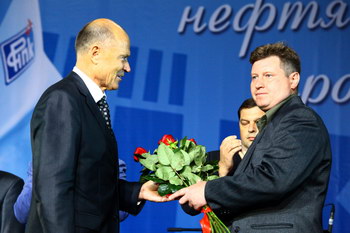 Владимир Скрипченко вручил рязанским нефтяникам знаки поощрения