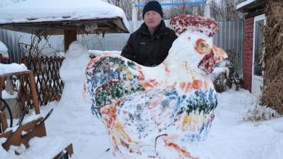 Житель Спасска слепил символ будущего года из снега