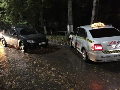 В Рязани ночью столкнулись две машины такси