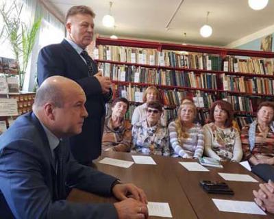 Депутаты Рязоблдумы подарили книги ряжской библиотеке