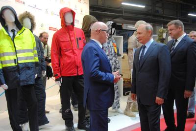 Владимир Путин осмотрел выставку изделий лёгкой промышленности
