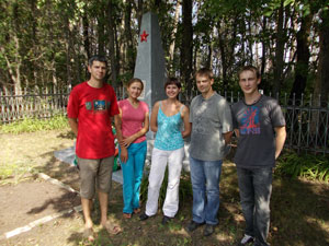Молодые сотрудники министерства соцзащиты населения Рязанской области благоустроили памятник