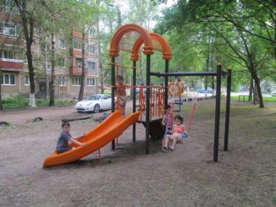 Дворы Московского района украсили новые детские площадки