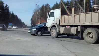 Близ Касимова «КамАЗ» не уступил Renault Logan, пострадала водитель легковушки