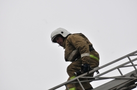 Пять пожарных расчётов тушили однокомнатную квартиру в Рязани