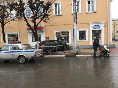 В центре Рязани столкнулись три автомобиля, один из них врезался в дом