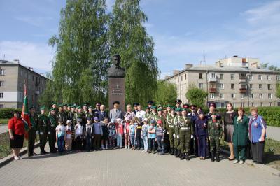 Рязанцы возложили цветы к памятнику Молодцову