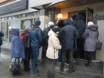 Клиенты банка «Траст» в Рязани стоят в очереди