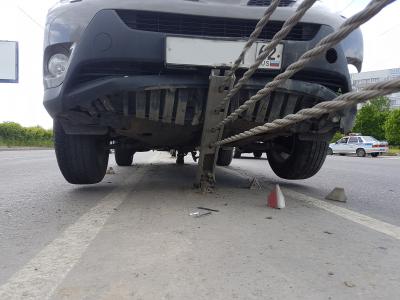 После ДТП на улице Бирюзова иномарка повисла на тросовом барьере