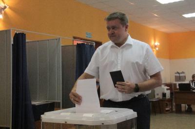 Николай Любимов с супругой проголосовали на выборах в гордуму