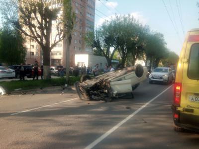 На улице Есенина перевернулся автомобиль