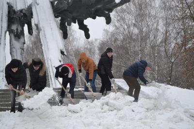 Рязанские школьники почистили городские памятники от снега
