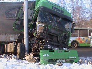 В Рязани грузовой автомобиль въехал в опору ЛЭП