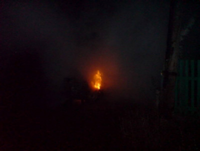 В Рязани огонь спалил строительный вагончик и повредил нежилой дом