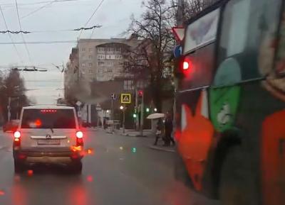 В Рязани троллейбус проехал на «красный», едва не сбив пешеходов