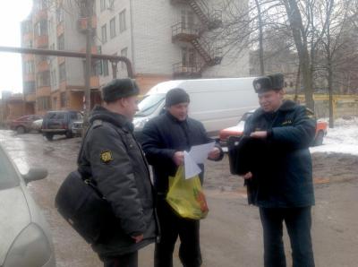 Рязанские инспекторы надзорной деятельности беседуют с горожанами