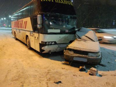 В Рязани ВАЗ-2112 столкнулся с автобусом, погибла женщина