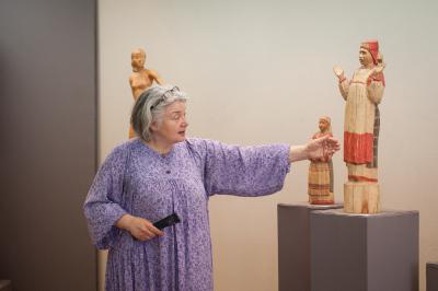 В галерее Виктора Иванова рассказали о тонкостях деревянной скульптуры