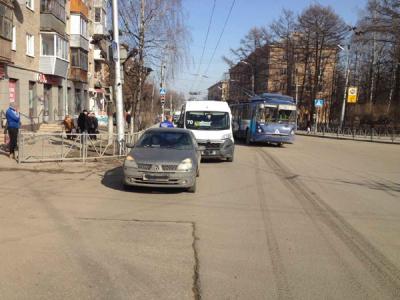 В Рязани маршрутка въехала в иномарку, пострадали три пассажирки микроавтобуса