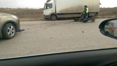 На Восточной окружной дороге Рязани два внедорожника столкнулись с мотоциклистом