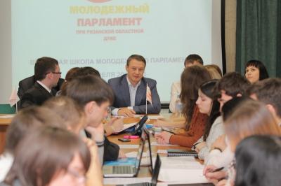 Аркадий Фомин познакомился с инициативами Молодёжного парламента 