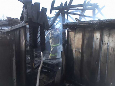 В Рязани пламя повредило жилой дом и спалило два сарая