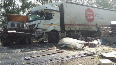 Под Шацком столкнулись три грузовика, пострадали два водителя