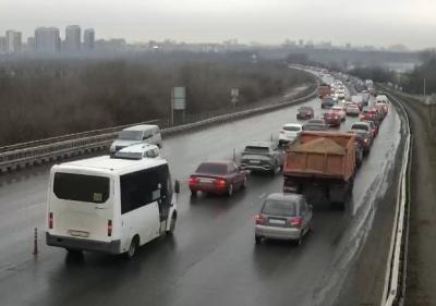 На въезде в Рязань со стороны Солотчи вновь образовалась пробка