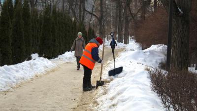 Рязанцам рассказали, что чистить снег во дворах должны от тротуара к тротуару