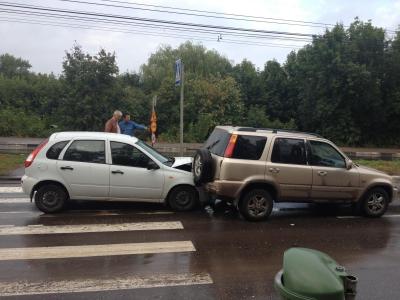 В Рязани «Лада Калина» подтолкнула иномарку на пешехода