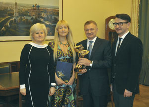 За победу на «ТЭФИ» рязанские журналисты получили из рук губернатора сертификат для приобретения передвижной телестанции