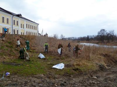 В Шацком районе убрали мусор с территории Вышинского монастыря
