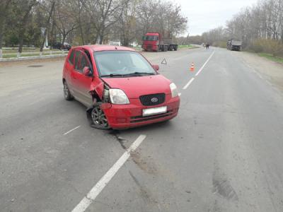 После разрыва колеса Kia Picanto врезалась в грузовик близ Шилово