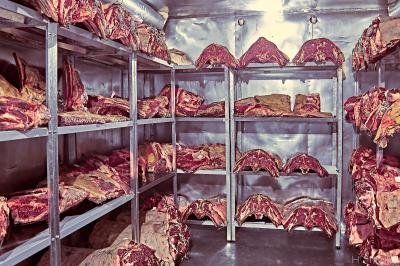 В мясном цеху одного из торговых центров Рязани нашли непонятное мясо