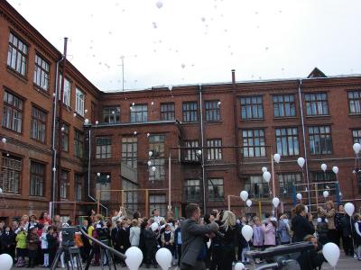 Рязанские школьники выпустили в небо белые воздушные шары в память о жертвах Беслана