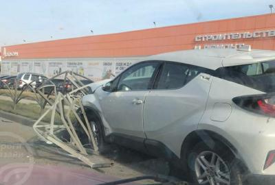 В Дашково-Песочне Toyota протаранила забор