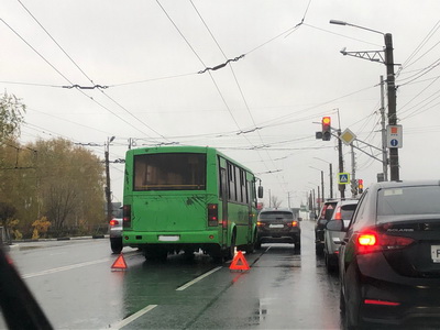 В Рязани на Московском шоссе столкнулись автобус и легковое авто