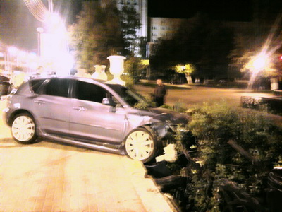 Автомобиль Mazda с московскими номерами въехал в ограждение сквера на площади Ленина в Рязани