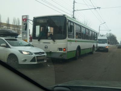 На улице Новой столкнулись автобус и легковушка