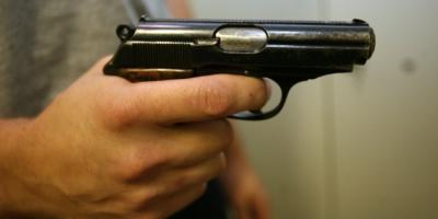 В Рязани мужчина угрожал убить соседа из пневматического пистолета