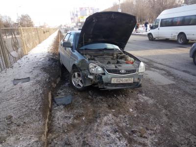 На Московском шоссе в Рязани Lada врезалась в отбойник